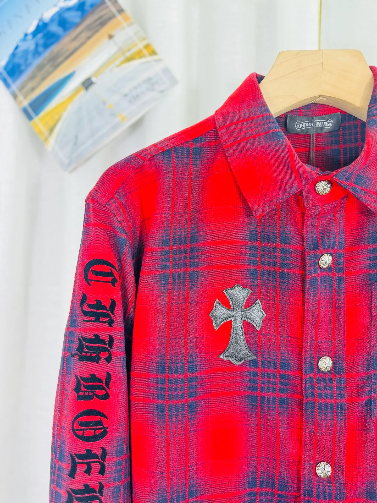 P250 top version, real shot without P, ​​different from market currency) 𝗖𝗵𝗿𝗼𝗺𝗲 𝗛𝗲𝗮𝗿𝘁𝘀/Cro Xin 2025 leather plaid shirt Accessories: Original model-opening collar label ➕100% silk wash water label. Genuine purchase-grade original hangtag➕matching hanging rope➕3D hanging beads➕original packaging bag. Craftsmanship: The original version has consistent wiring! The highest version of the armhole matching technique! Color: Red Black Size: S M L XL Style No.: 8001